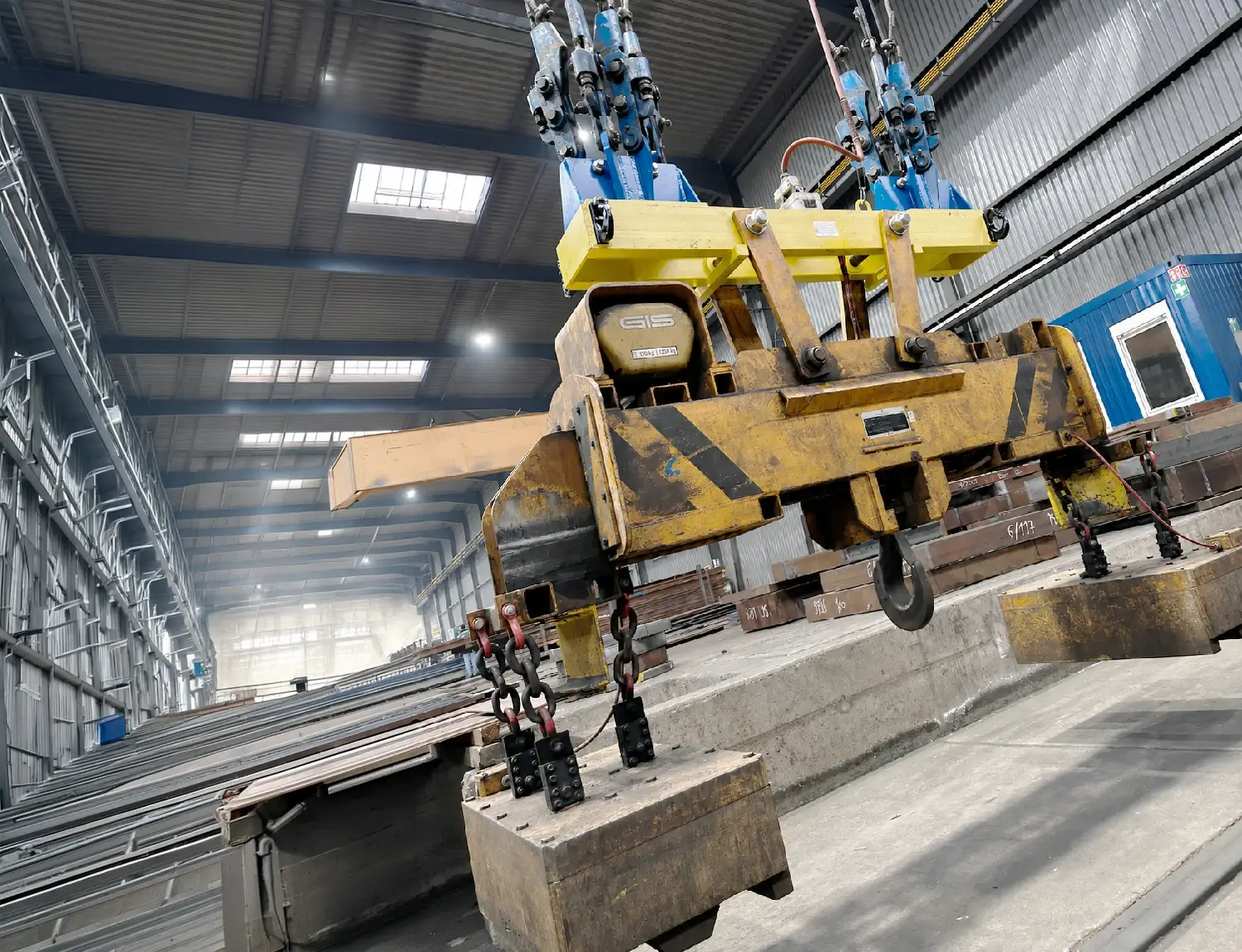 Krananlage mit Elektrokettenzug in einer Industriehalle